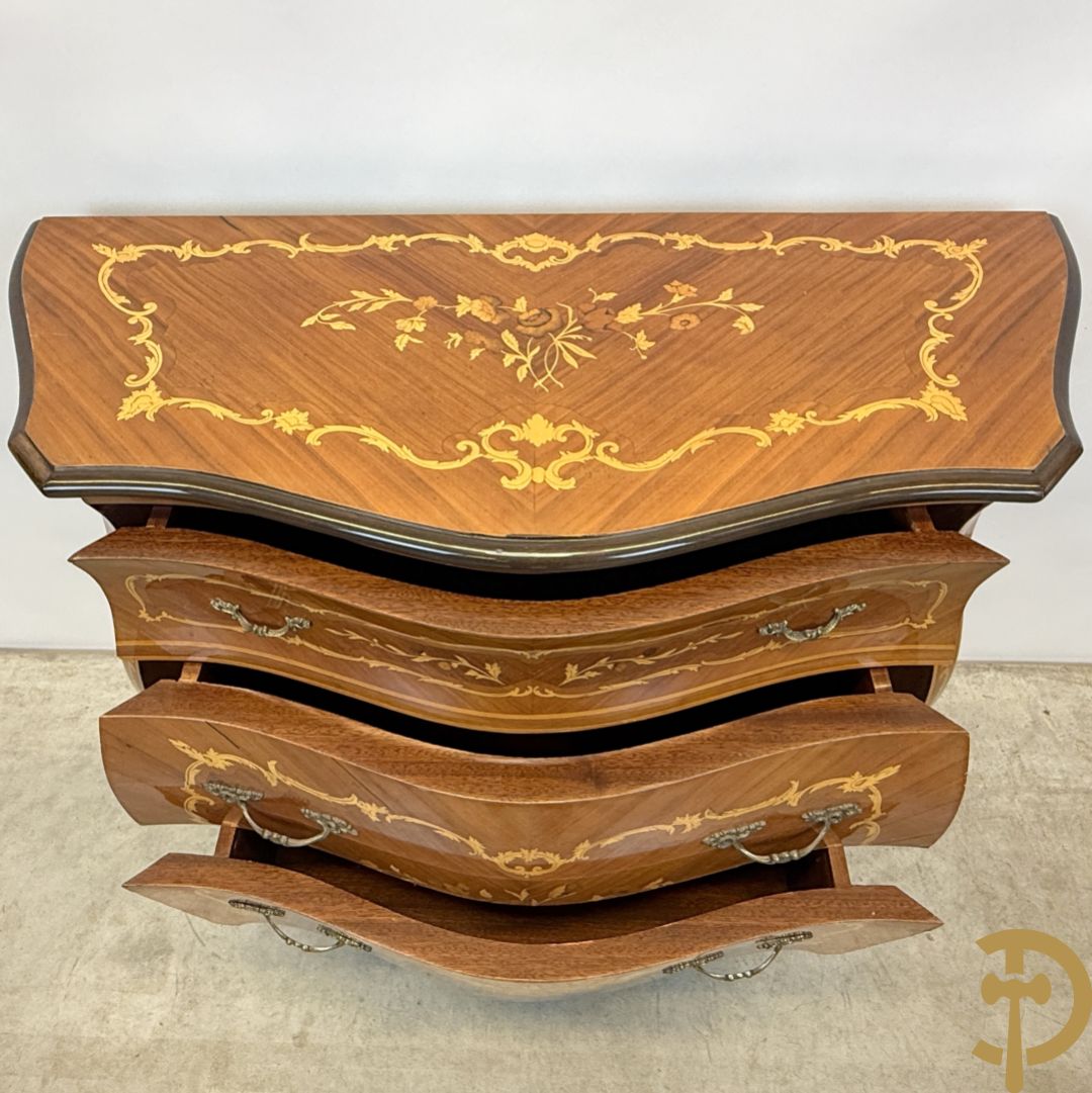 Gegalbeerde notelaren commode met 3 lades en bloemenmarketterie