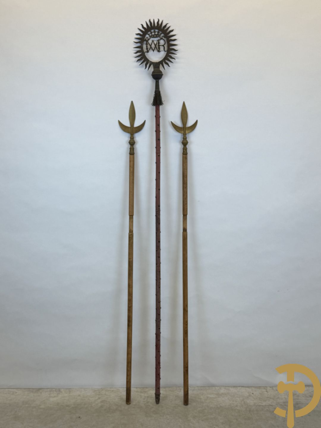 Rituele staf met initialen uit de Vrijmetselarij + 2 vlaggenmasten met koperen ornamenten uit de Vrijmetselarij, gemerkt XI