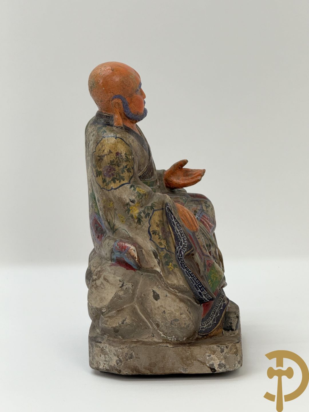 Houtgesculpteerde en gepolychromeerde zittende Aziatische wijsgeer