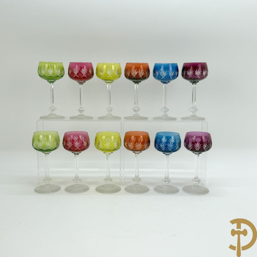 Twaalf gekleurde en geslepen kristallen glazen