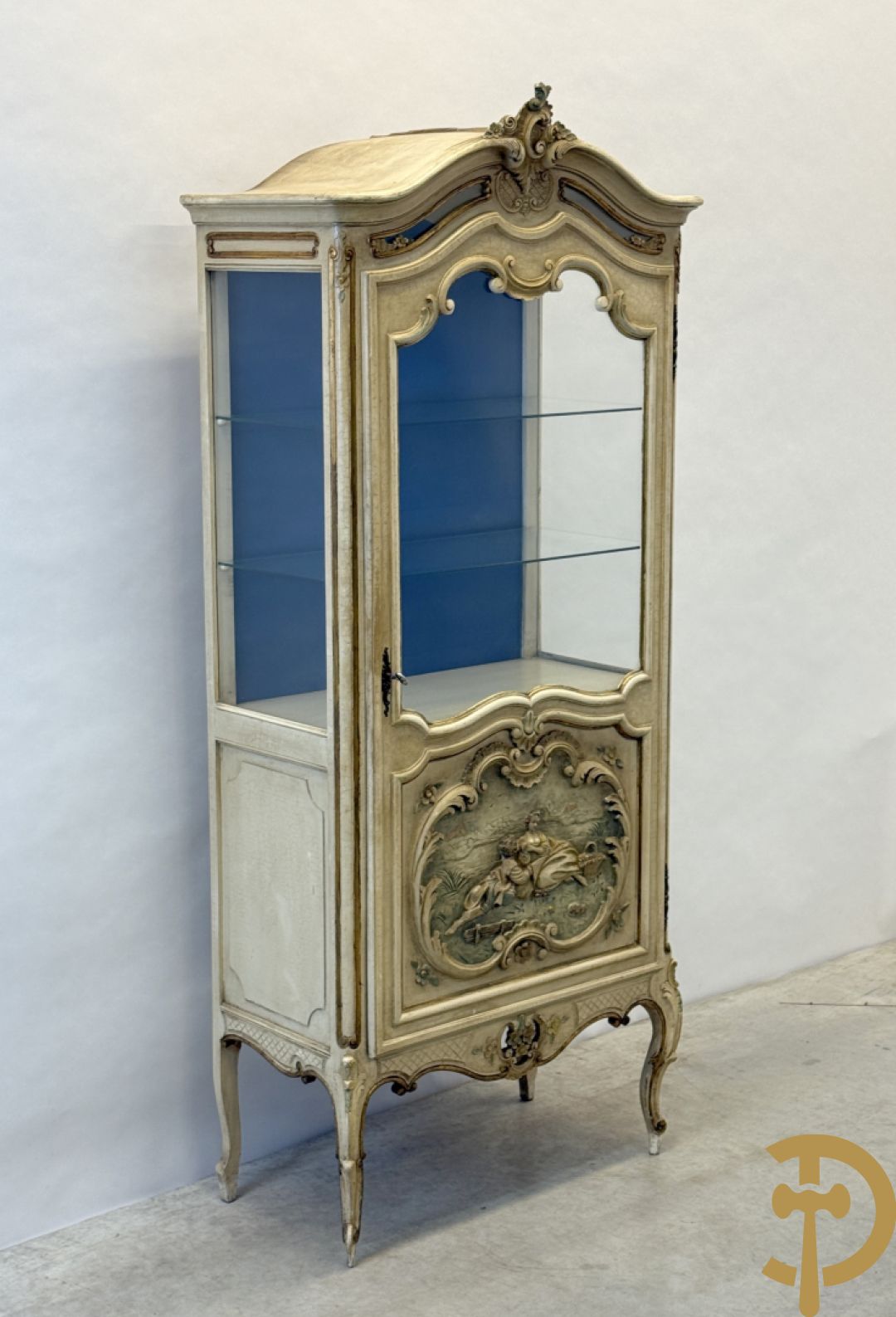 Gemonochromeerde Louis XV vitrine met basrelief van romantische scène