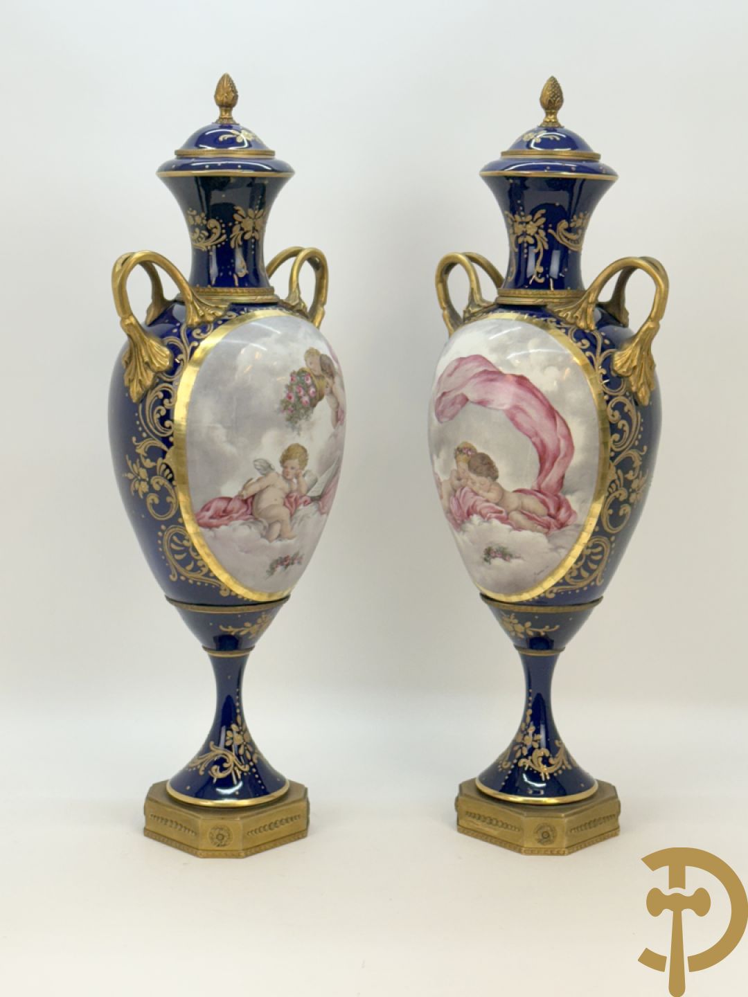 Paar Sèvres stijl vazen met bronzen oren en éénzijdig decor van cupido