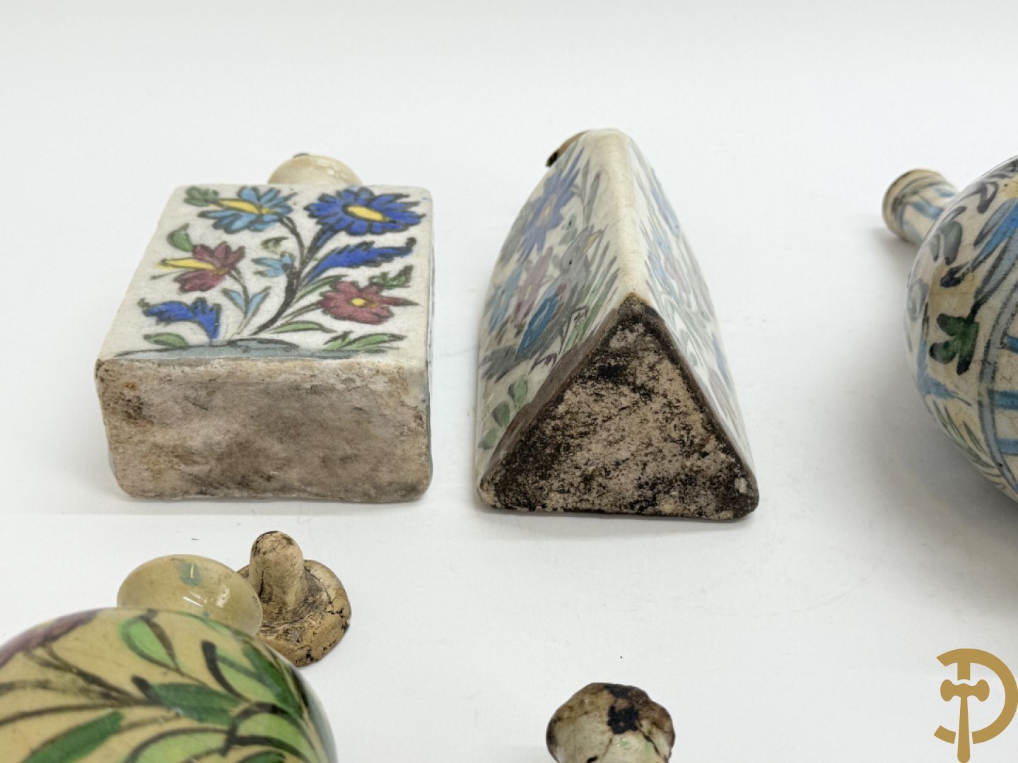 10 meerkleurige geglazuurde keramieken flesjes met decor van bloemen-en dierenmotieven, Iznik