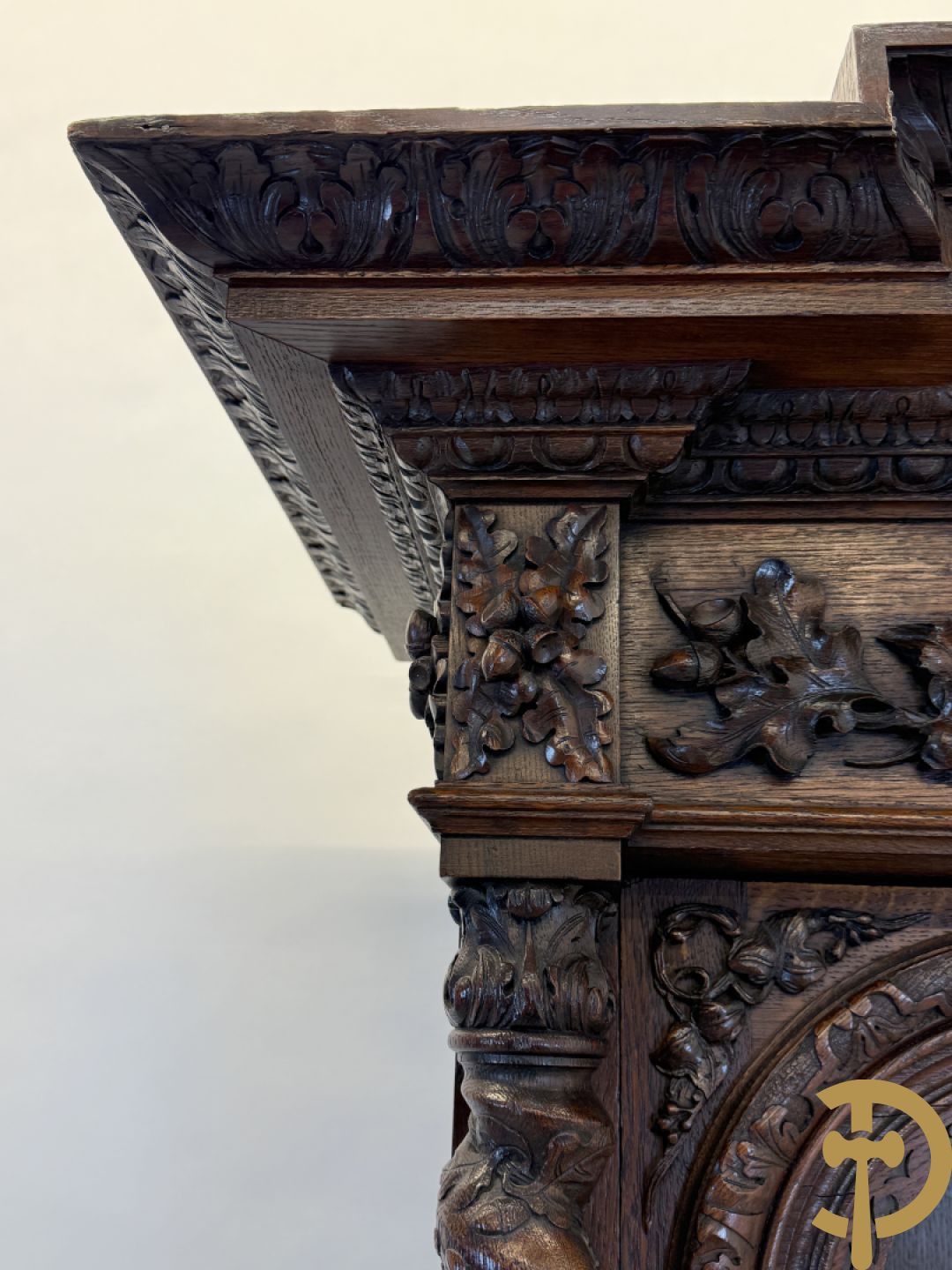 Massief eiken jacht deux-corps, bovenaan met vitrine, zijdelings met getorste zuilen, onderaan met sculptuur van everzwijn en eikebladranken