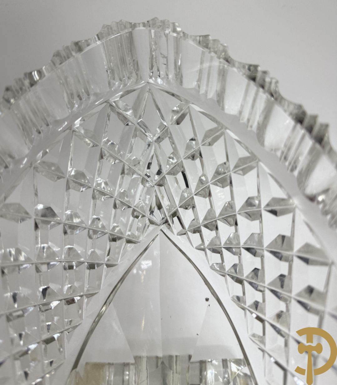 Helder kristallen geslepen coupe + 2 dragoirs in kristal gefacetteerd + 3 kristallen vazen + glazen vaas