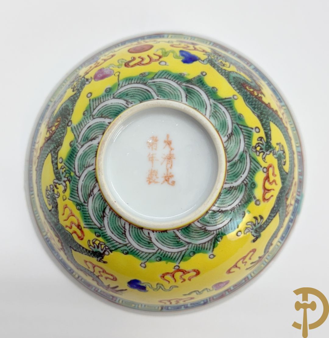 Chinees porseleinen kommetje met drakendecor op gele fond, onderaan gemerkt