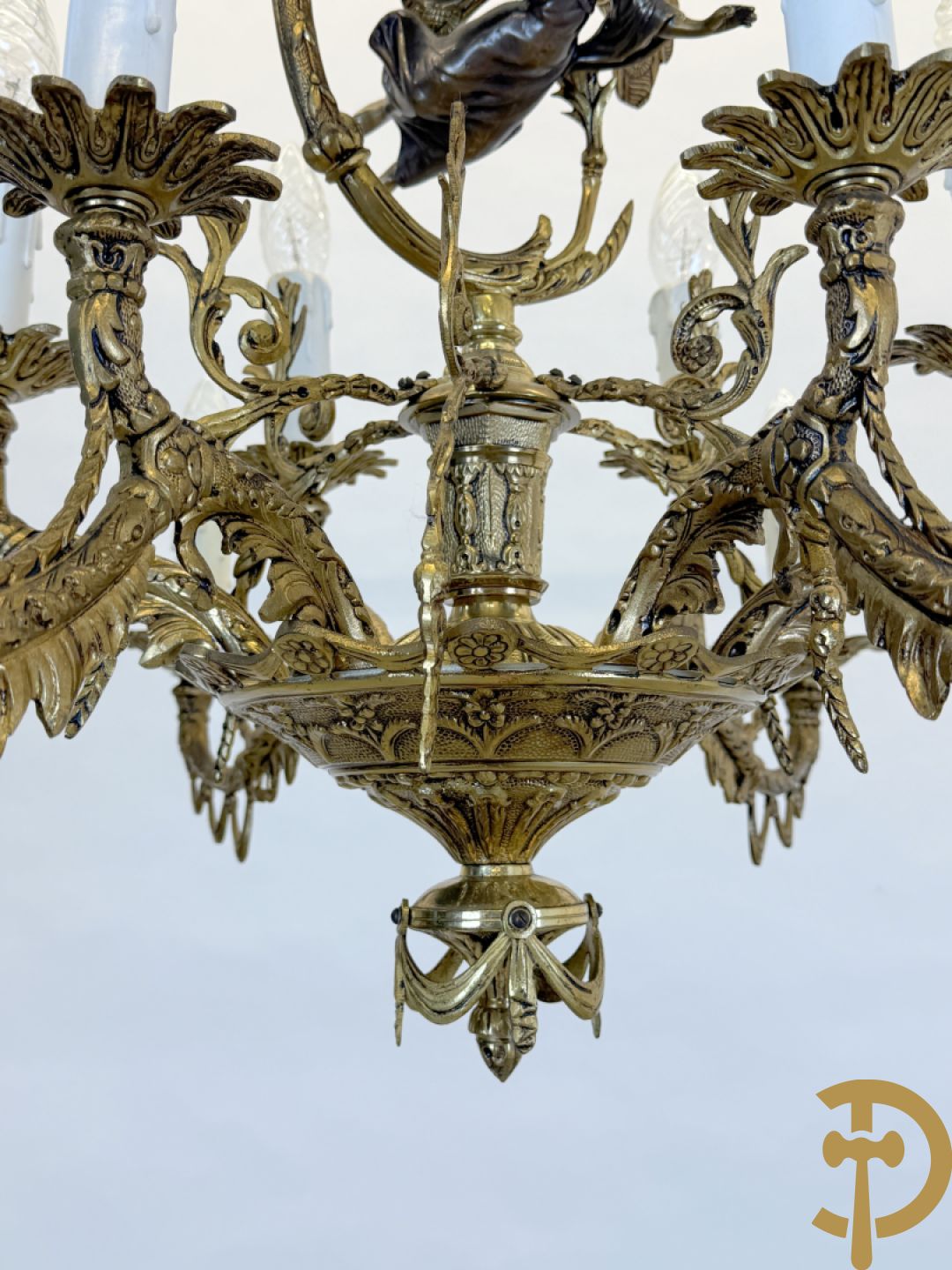 Bronzen vergulde luchter met gevleugelde fee en 12 armen + paar 3 armige applieken