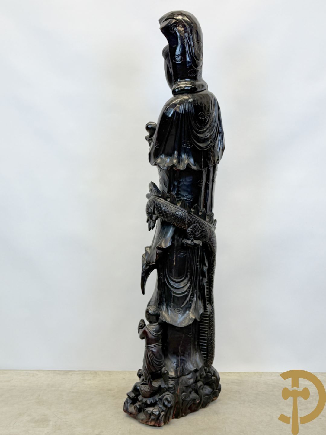 Aziatische houtsculptuur van Guanying met lotusbloem en drakenfiguur aan de voet