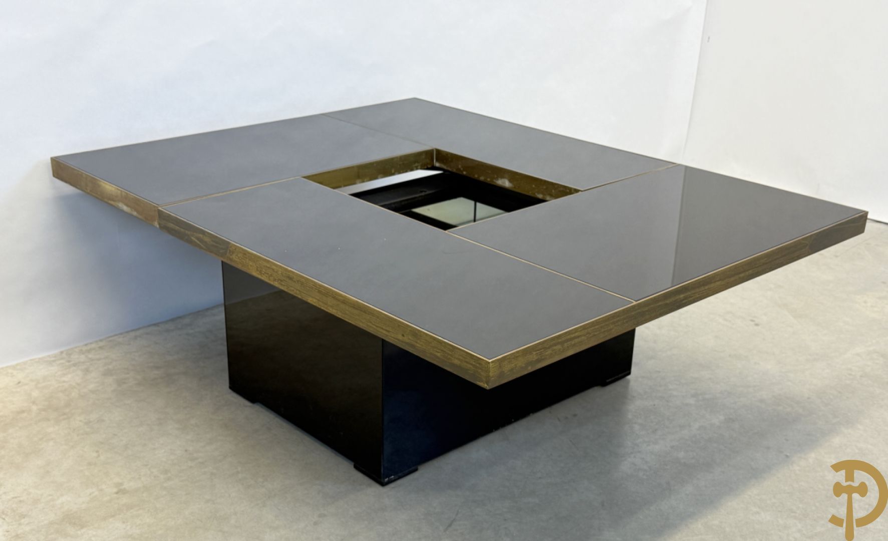 Vintage zwarte salontafel Belgo Chrom met koperomranding en open schuifbare middenpartij - centraal met bar