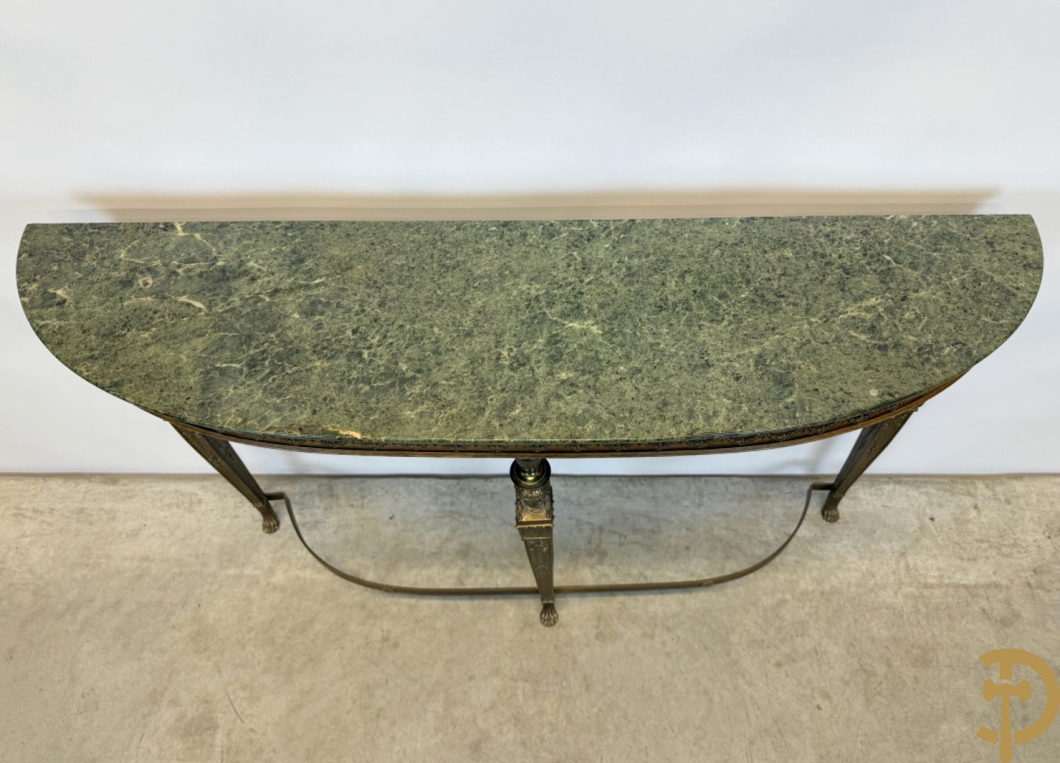 Console op bronzen poten met dameshoofden bezet, bovenaan met groen marmeren blad