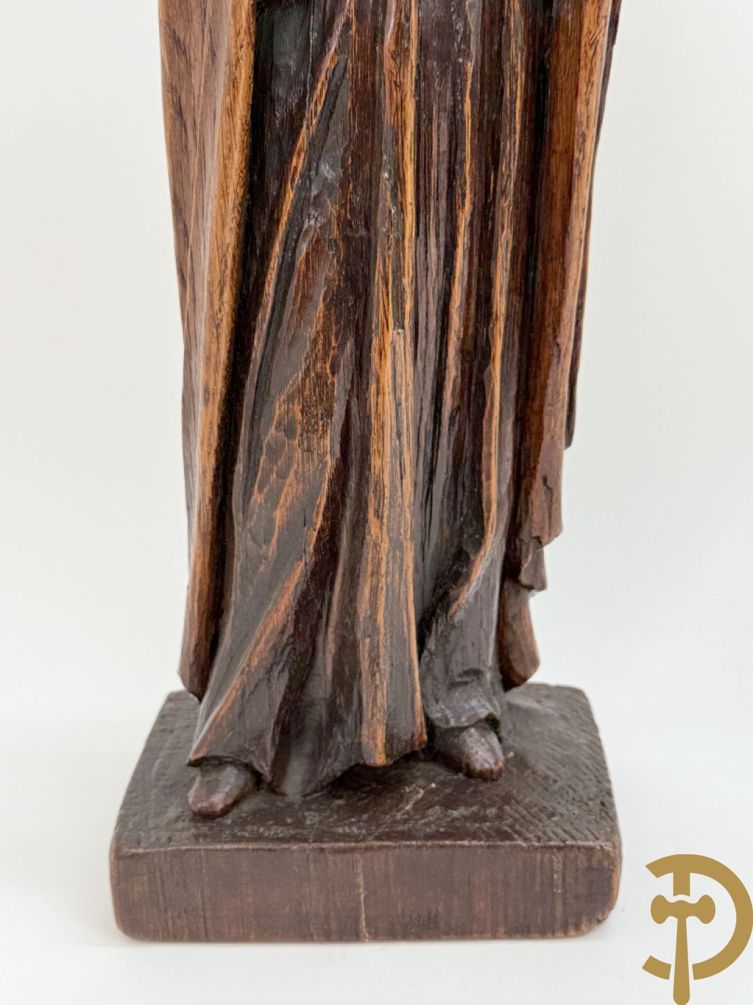 Houtsculptuur van Heilige Théresia Madonna + houtgesculpteerde pater in polyester nis