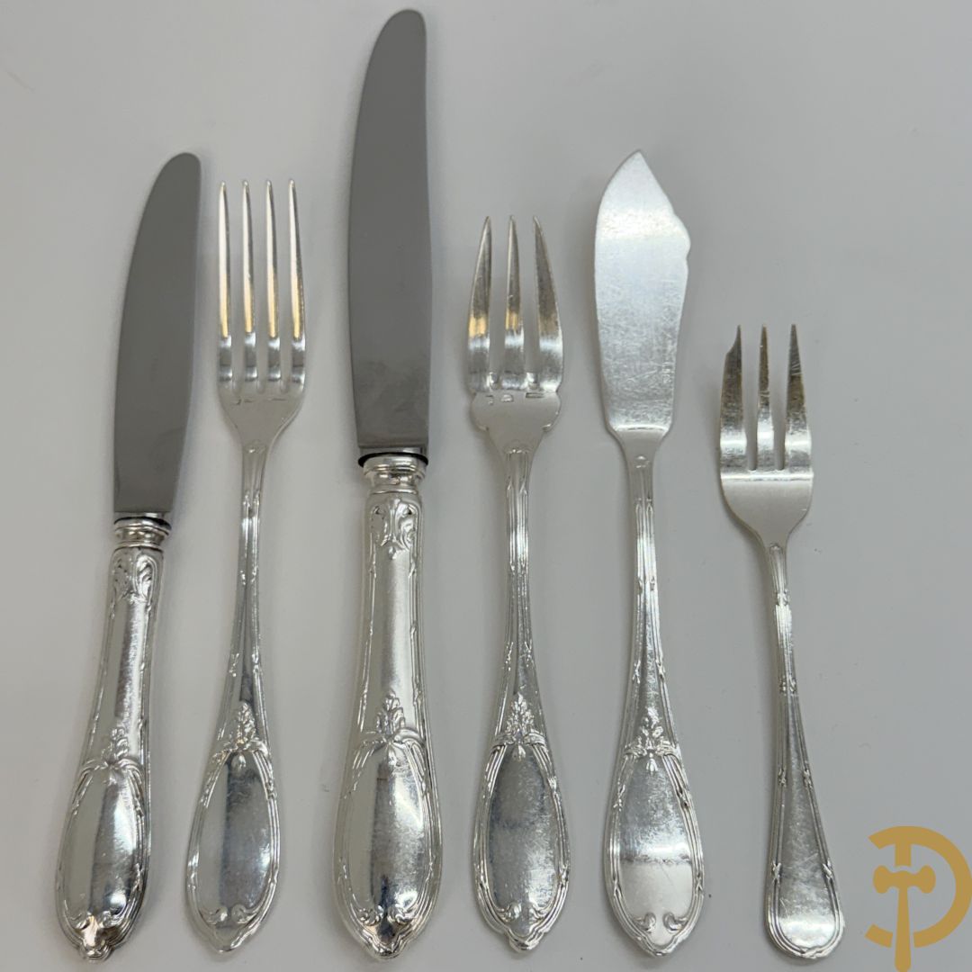 Verzilverd bestek bestaande uit 12 messen, 12 dessertlepels, 12 dessertvorken, 12 taartvorkjes, 12 dessertmessen en 12 visvorken, gemerkt Quaghebeur (Kuurne) dit alles in een in Christofle bestekkoffer ondergebracht