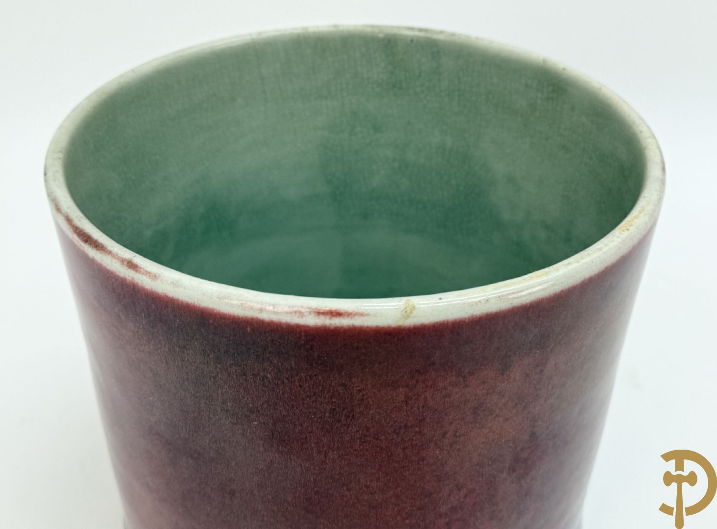 Chinese porseleinen cachepot, Sang de Boeuf, onderaan gemerkt