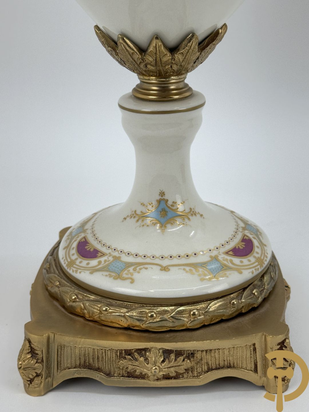 Paar porseleinen Sèvres stijl dekselpotiches met dubbel bedrukt romantisch decor en bezet met bronzen ornamenten