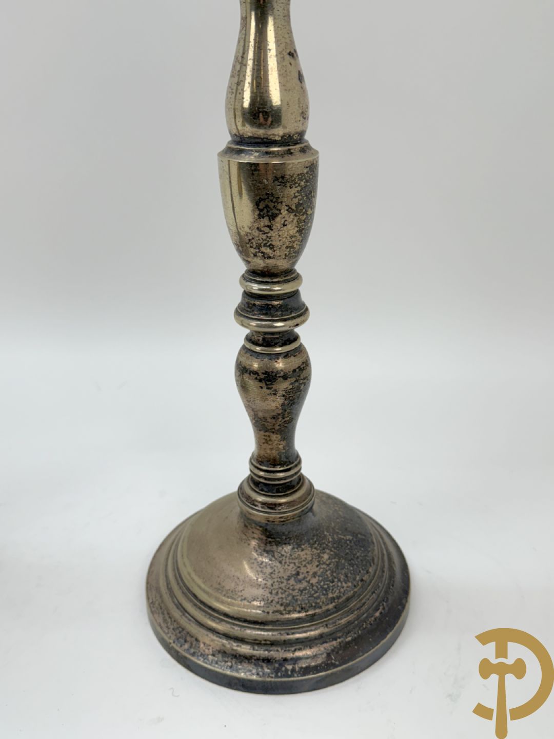 Paar antieke koperen kandelaars + paar metalen  zilverkleurige ballusterkandelaars