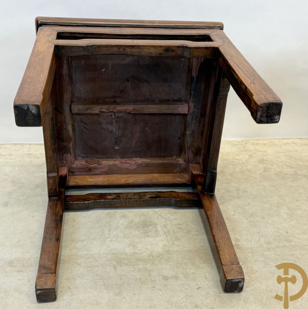 Twee hardhouten Chinese bijzettafels + salontafel