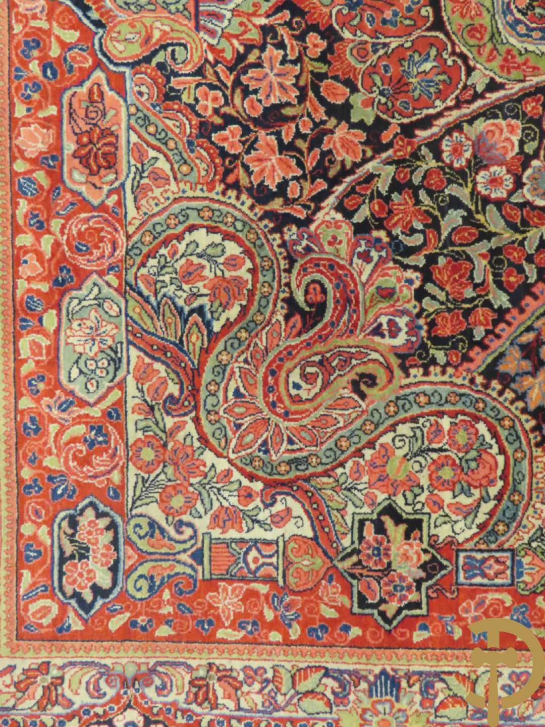 Oosters handgeknoopt tapijt met cashmeremotieven