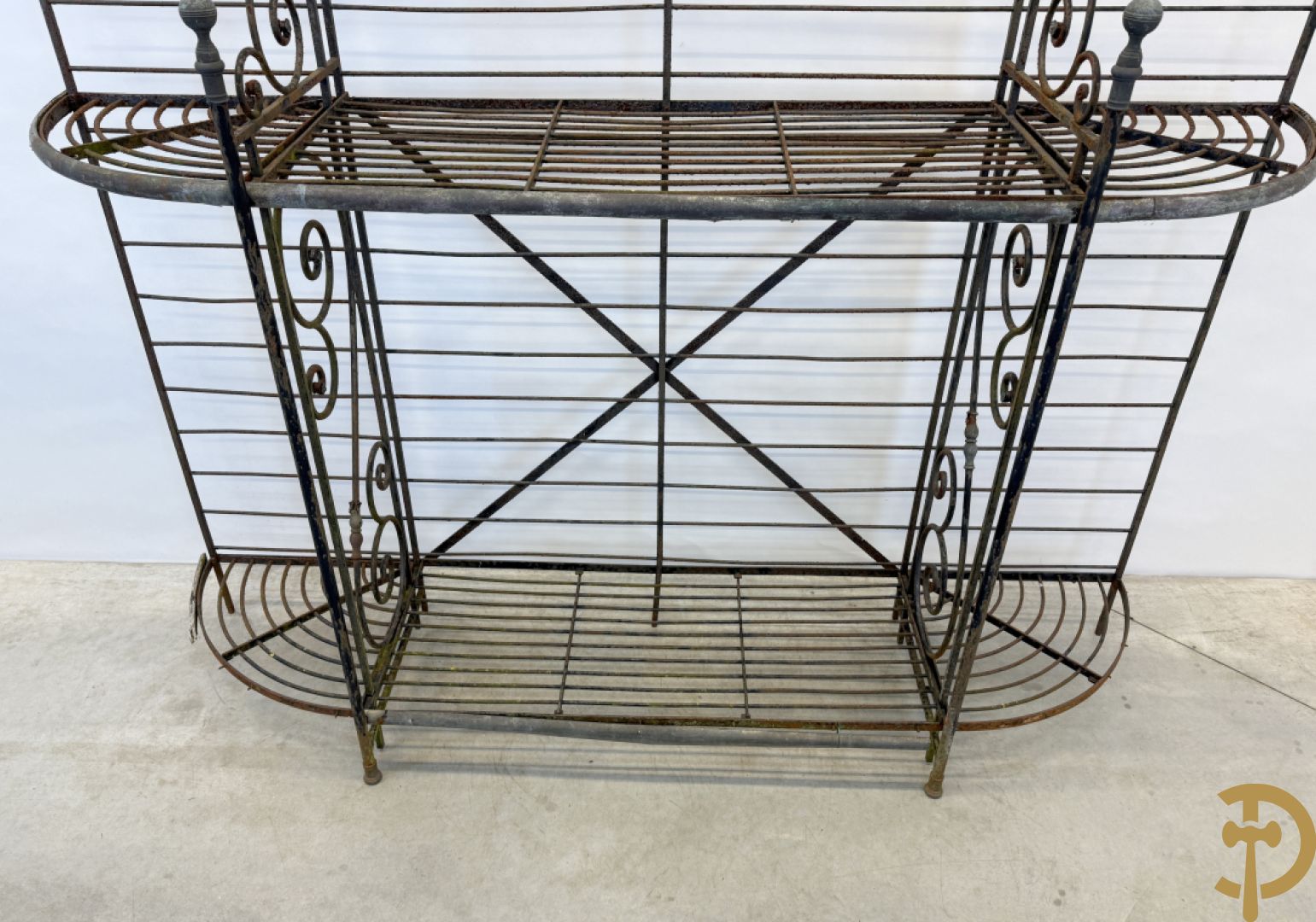 Ijzeren verweerd bakkersrek met afgeronde zijkanten