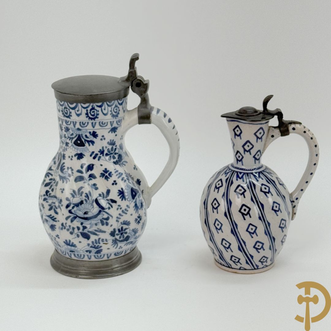 Delftse schenkkan met beschilderd bloemendecor en tinnen deksel + schenkkan in Delftse stijl, gemerkt onderaan BFK 66