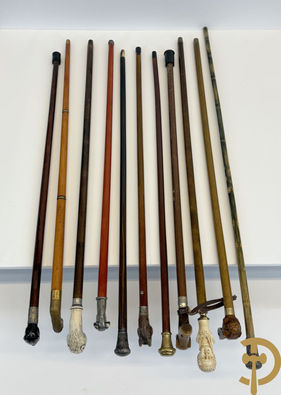 Verzameling wandelstokken met o.a. dierenhoofden en zilveren ornamenten