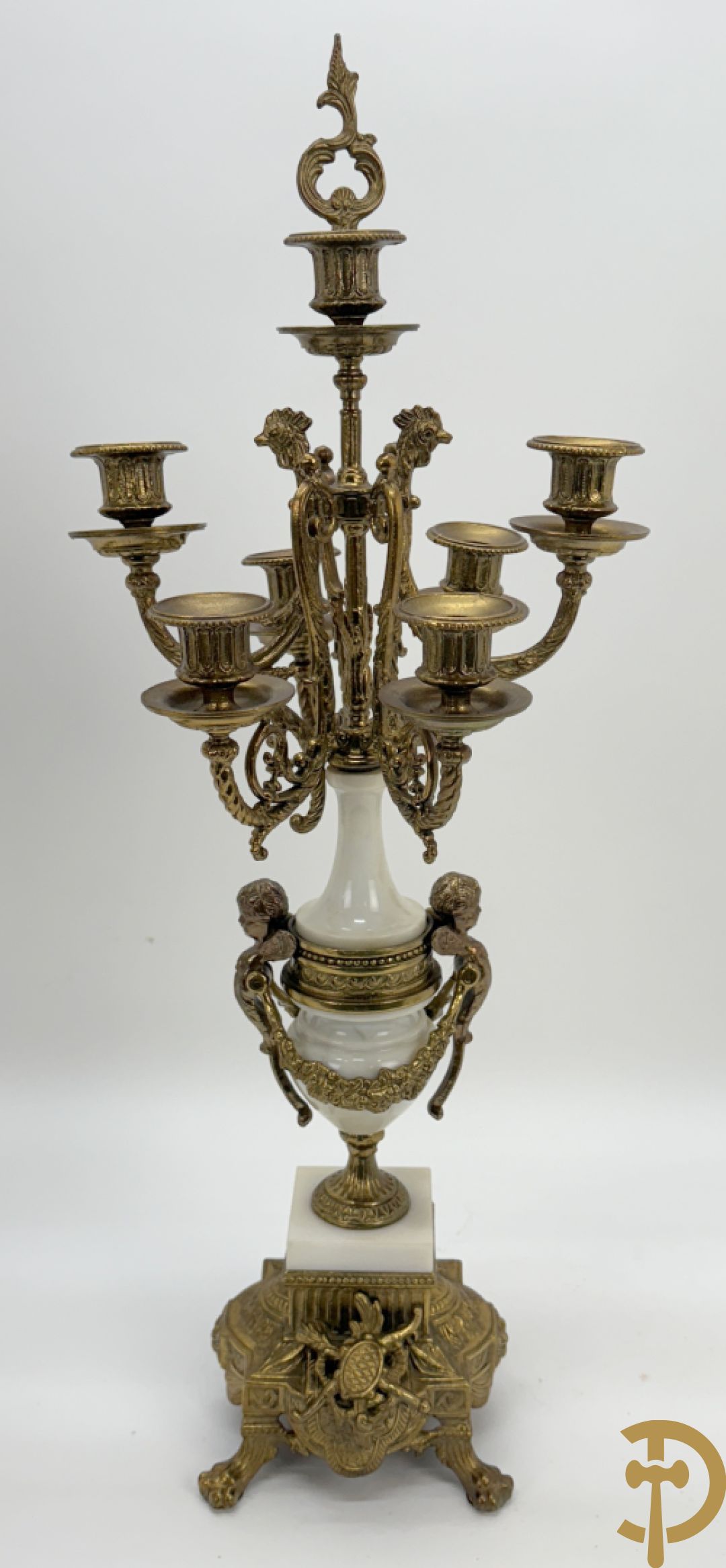 Driedelige koperen garnituur, centraal met harp geflankeerd door paar cupido