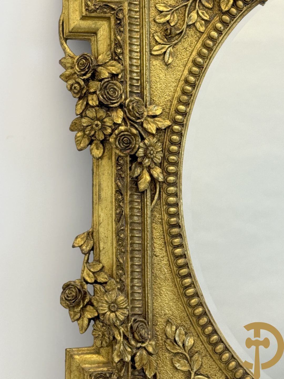 Vergulde lijst met bloemenguirlandes en accanthusranken, binnenin met ovale geslepen spiegel