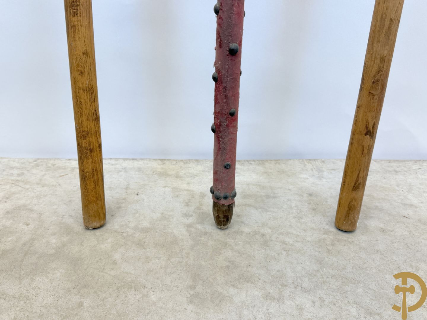 Rituele staf met initialen uit de Vrijmetselarij + 2 vlaggenmasten met koperen ornamenten uit de Vrijmetselarij, gemerkt XI