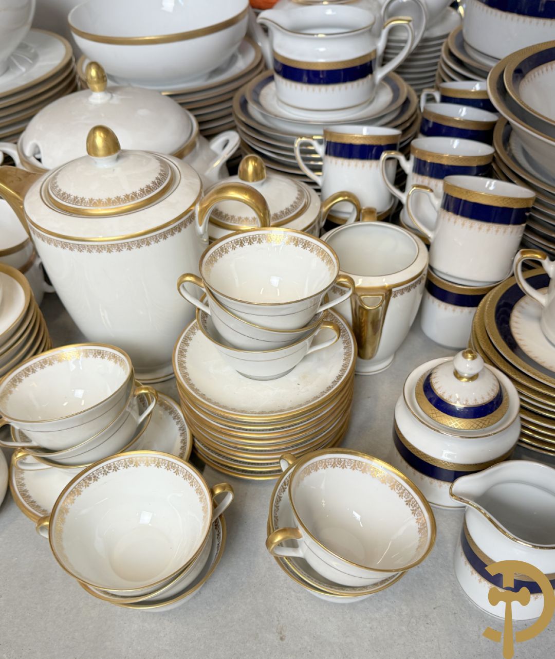 Wit porseleinen servies met vergulde rand, Eschenbach Germany + porseleinen servies met blauwe rand, Winterling Kirchenlamitz Bavaria