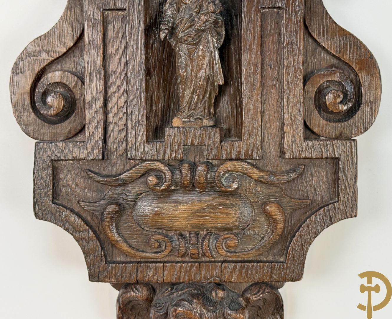 Kleine Madonna met kind in houtgesculpteerde nis, onderaan met cupidohoofd en bovenaan met fronton