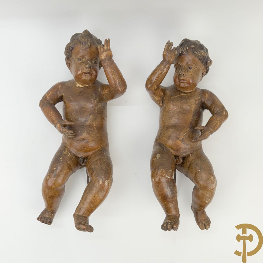 Paar houtgesculpteerde en gepolychromeerde cupido