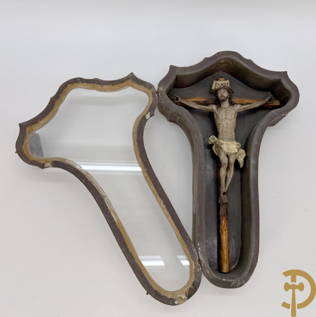 Houtgesculpteerde en gepolychromeerde Christus aan het kruis in openklapbaar gespolychromeerd kastje