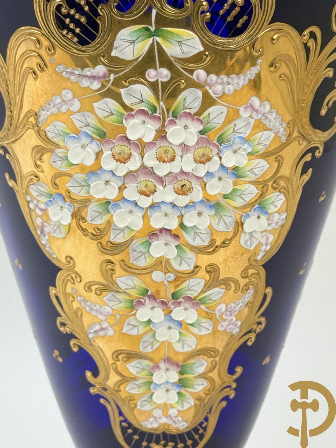 Grote Italiaanse blauwe glazen vaas met vergulde motieven en bloemen