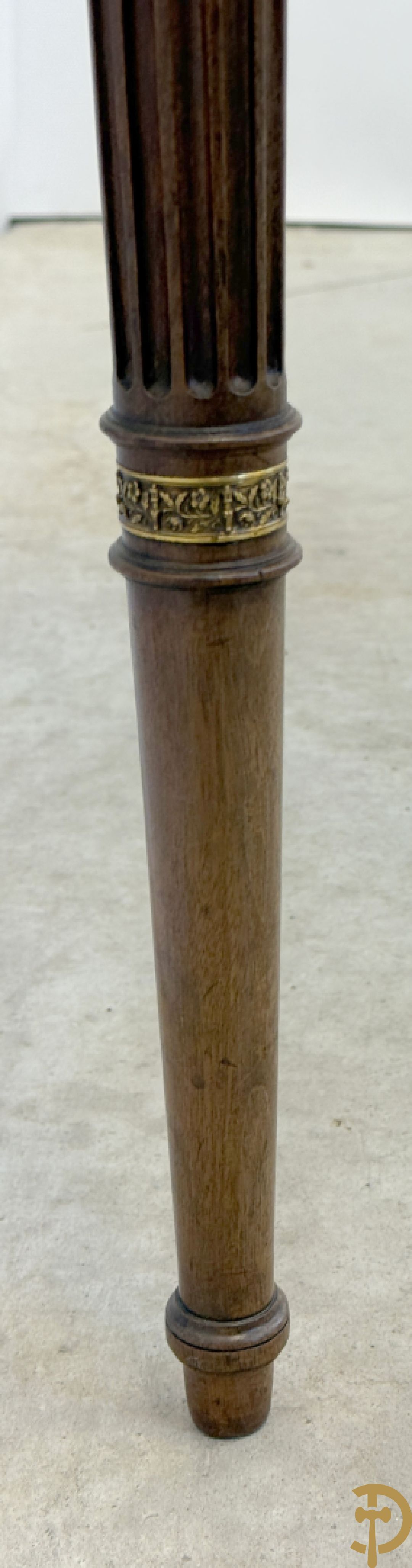 Frans notelaren damesschrijfbureel met marketterie, bronsbeslag, lederen blad, grote lade onderaan en 2 kleine lades boven, 19e