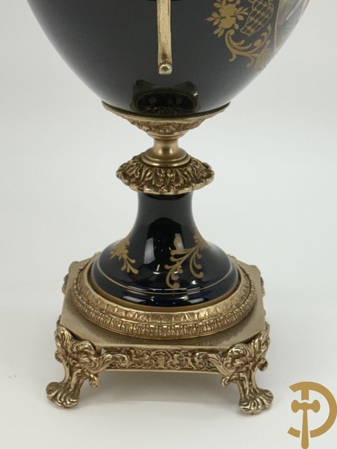 Onleesbaar getekend Sèvres stijl vaas met geanimeerd landschapsdecor en zijdelings met bronzen ornamenten bezet