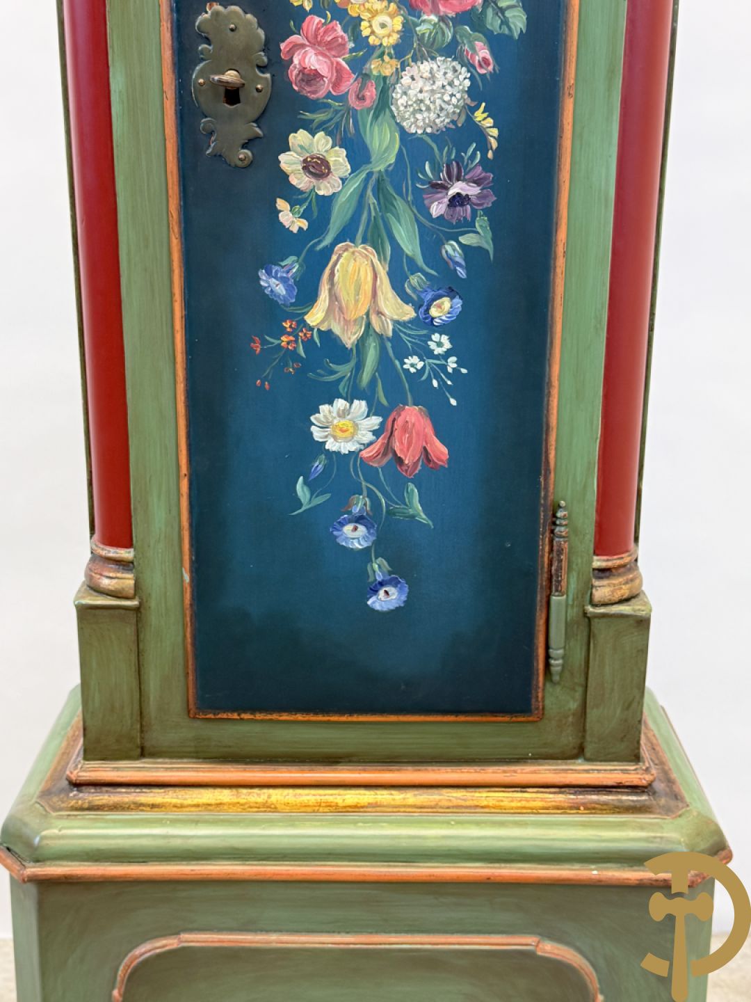 Beschilderde Engelse mahoniehouten grootvadersklok - deur met bloementafereel, getekend G. Peters Flensburg