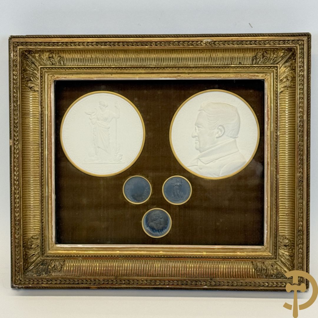 Kader met twee porseleinen plakkettes en 3 munten van Oudiné Eugène André