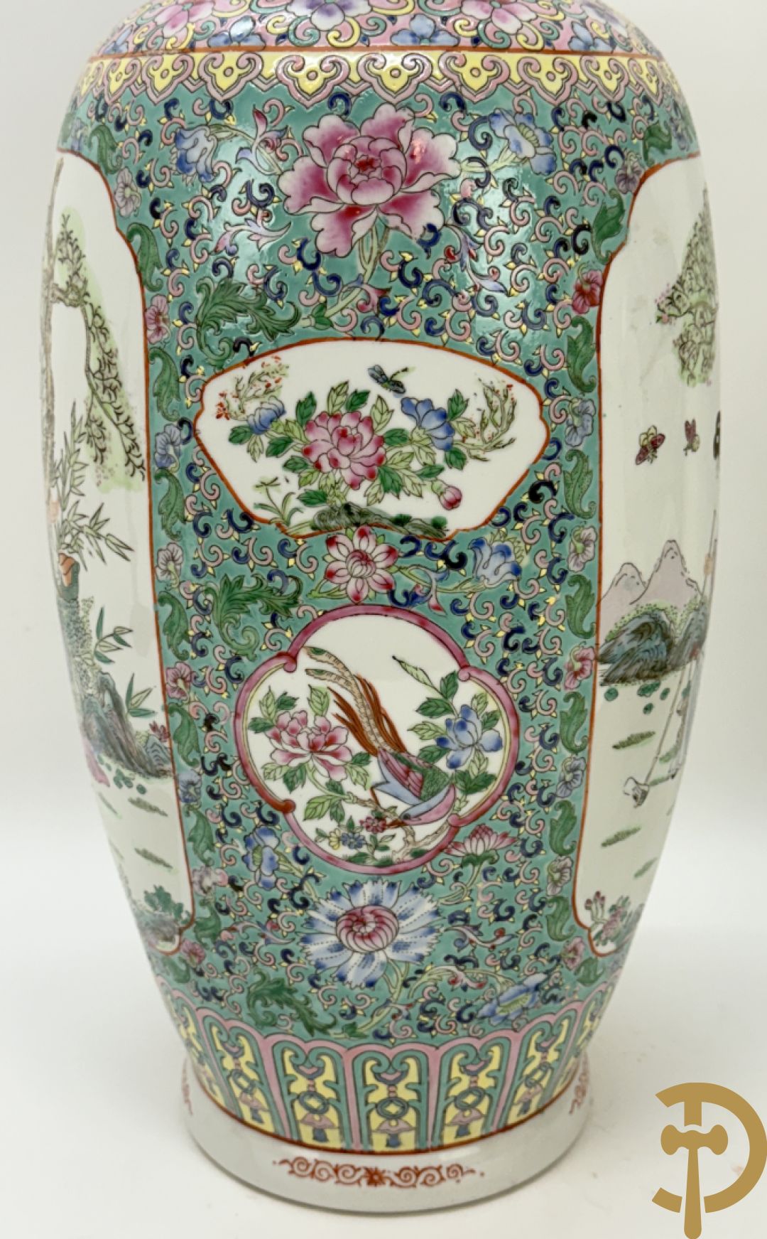 Paar Chinese vazen met geishadecor, rondom bezet met bloemen