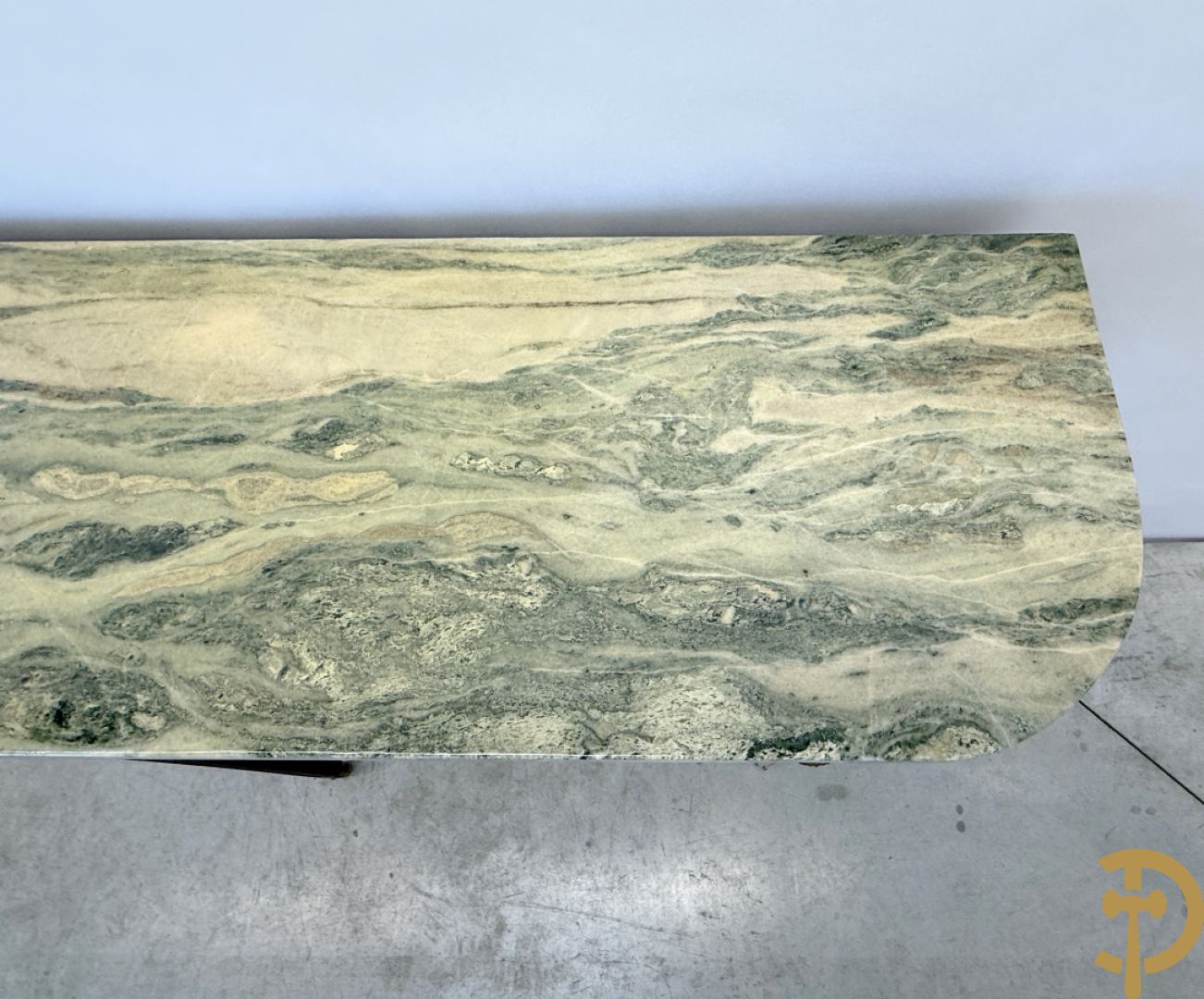 Notelaren console met porseleinen plakkettes met bloemen beschilderd en bronsbeslag + spiegel met porseleinen plakkettes