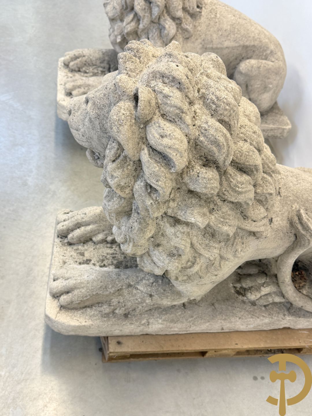 Paar betonnen tuinbeelden van leeuwen