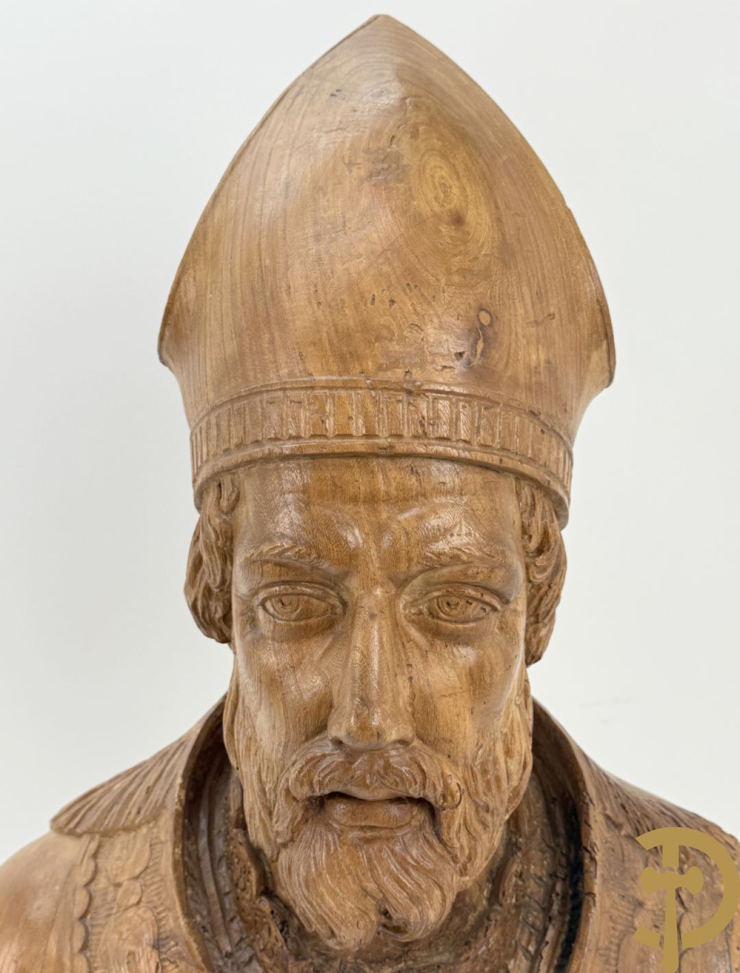 Houtgesculpteerde buste van Sint Elooi