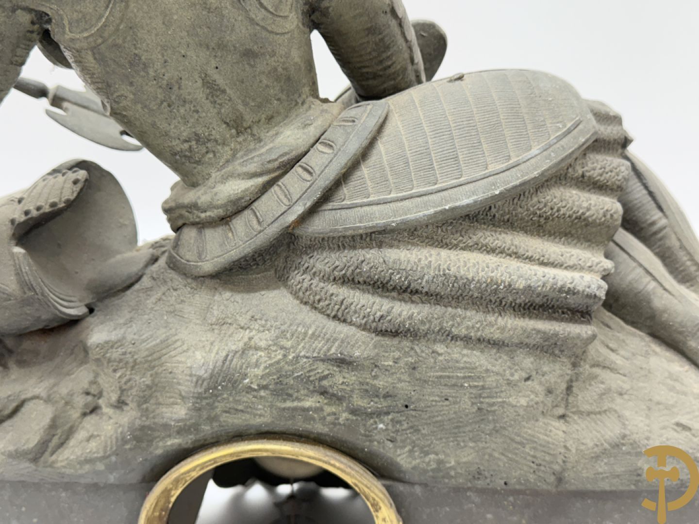 Zamak schouwstuk klok met ridder en Louis XVI motieven bezet