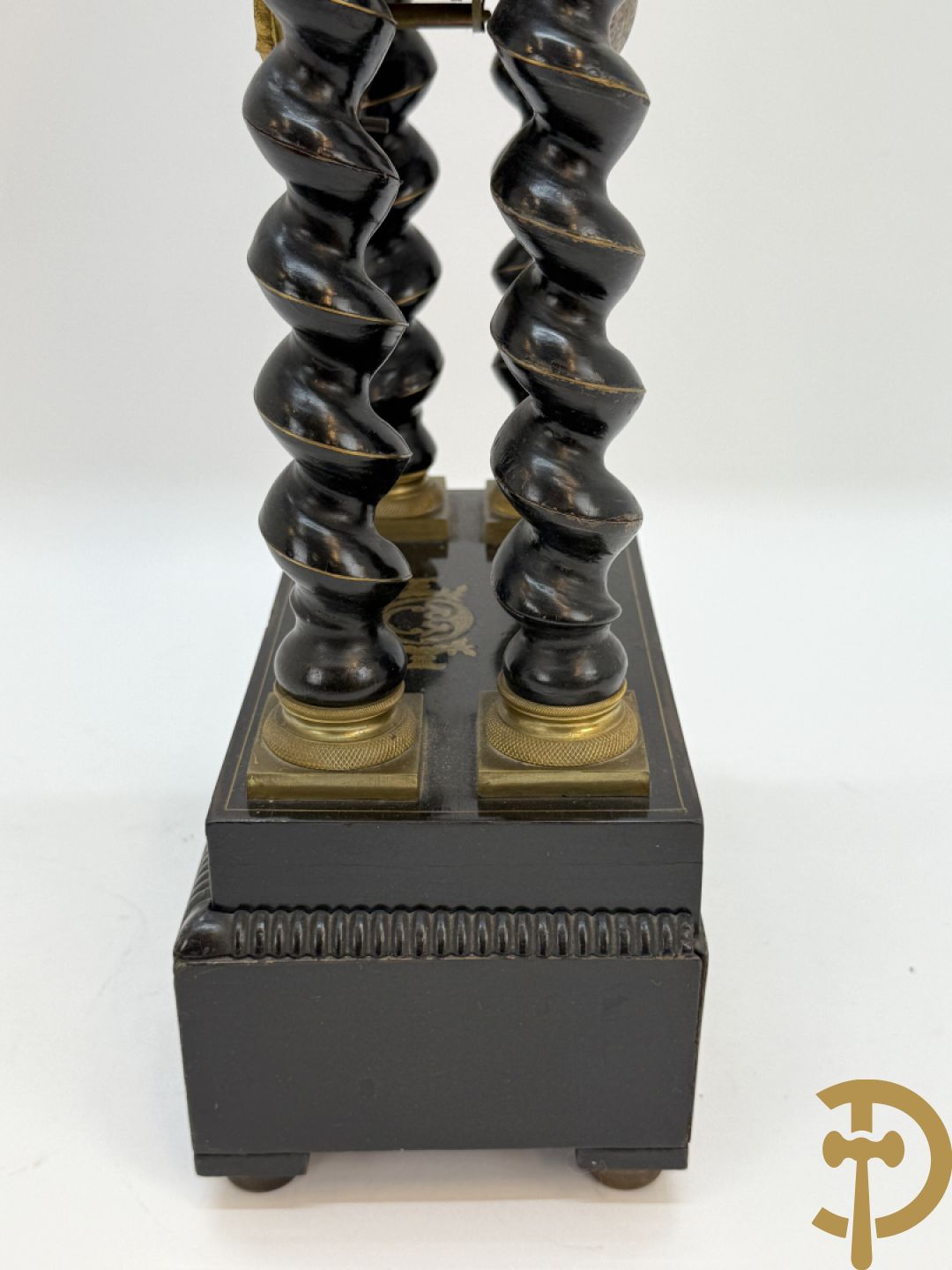 Napoleon III pendule met 4 getorste zuilen en koperinleg