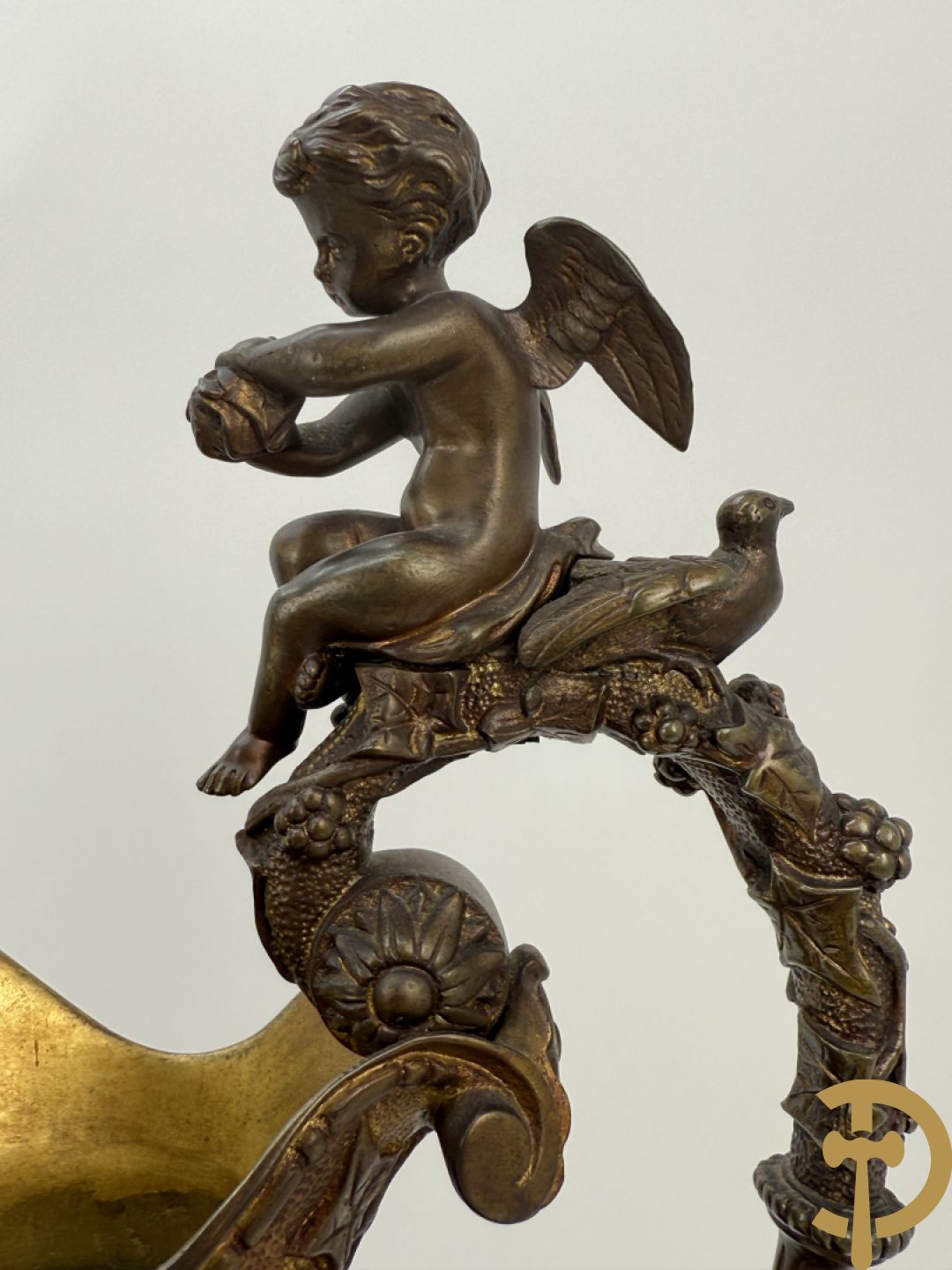Paar bronzen schenkkannen met basrelief van putti en accanthusranken