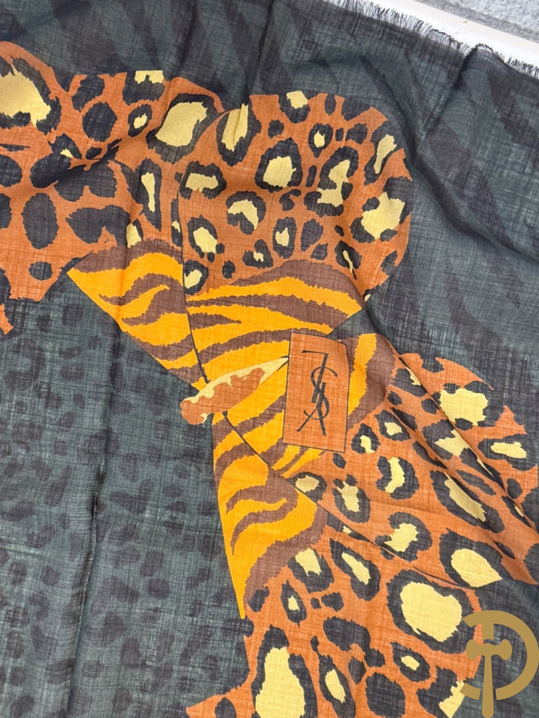 Vier foulards Yves Saint Laurent (nooit gedragen komt uit winkel restant)