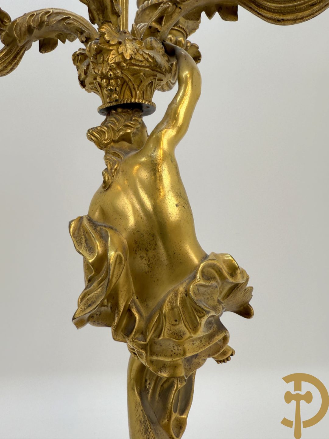 Paar bronzen kandelaars met sater en naakte dame, versierd met accanthusranken en dierenmotieven