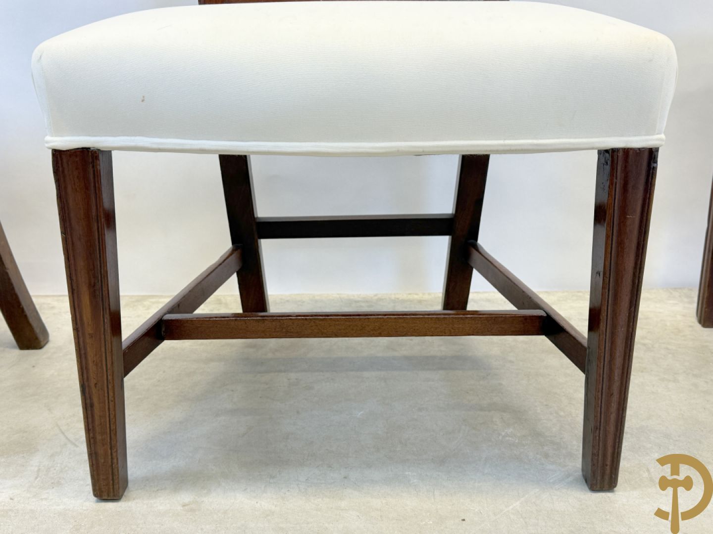 Acht mahoniehouten stoelen met sierlijke motieven in de rug, Georgian Engelse stijl