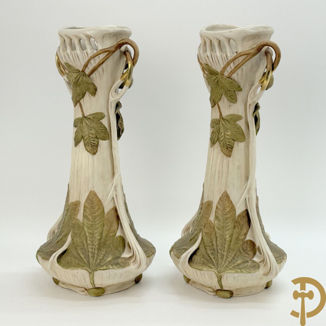 Paar Royal Dux vazen met bloemen bezet