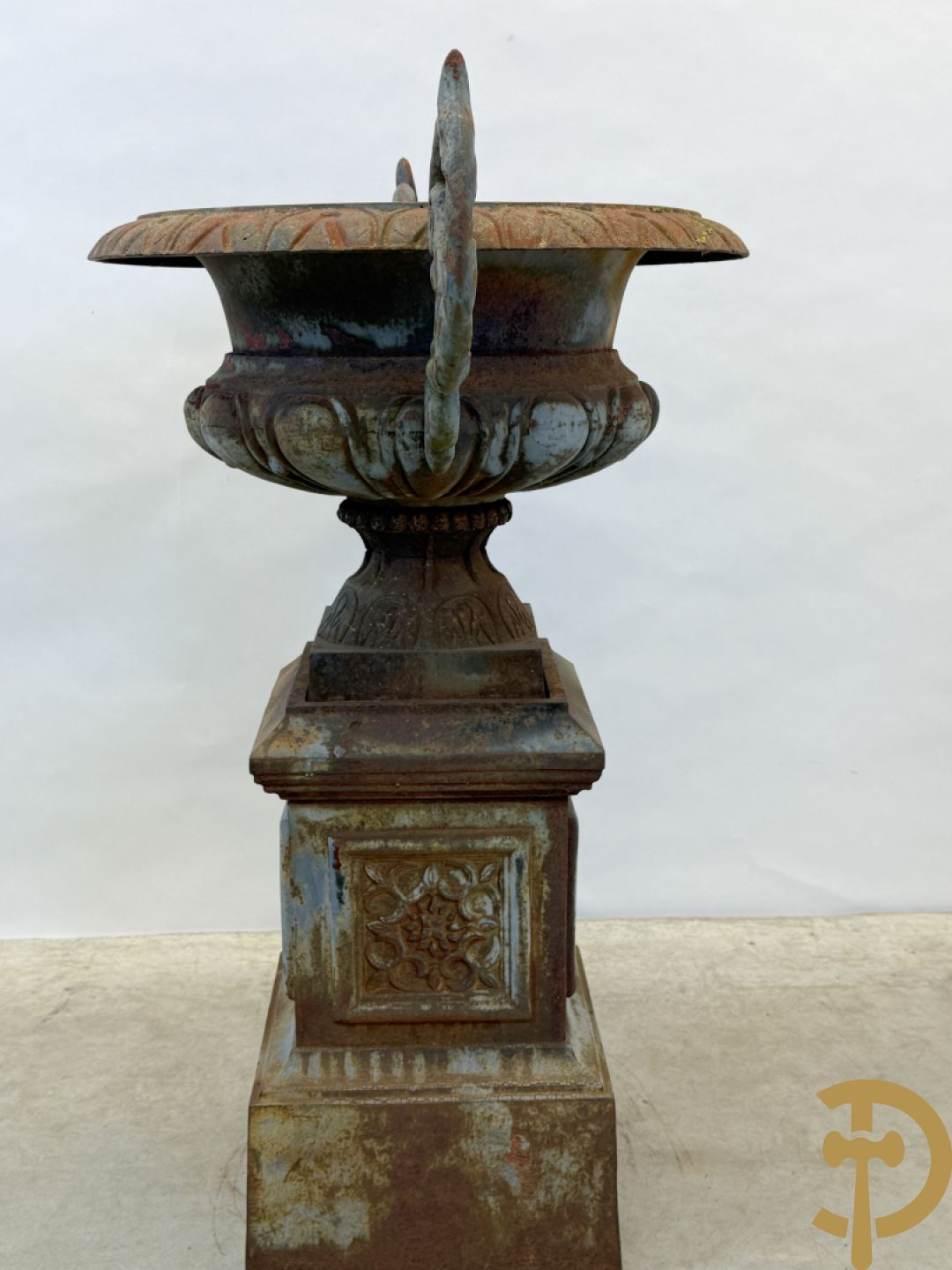 Gietijzeren amfoor met 2 oren op sokkel