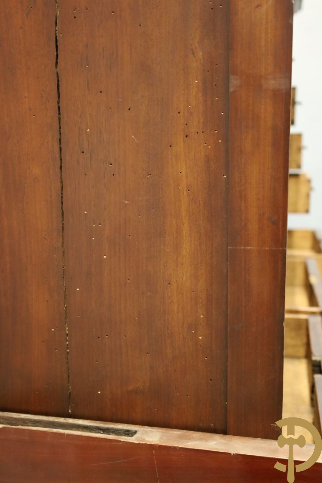 Imposant notelaren cilinderbureau met bovenbouw met ingemaakte lades, cilinderklep en uittrekbaar schrijfblad - drie deuren onderaan - 19e