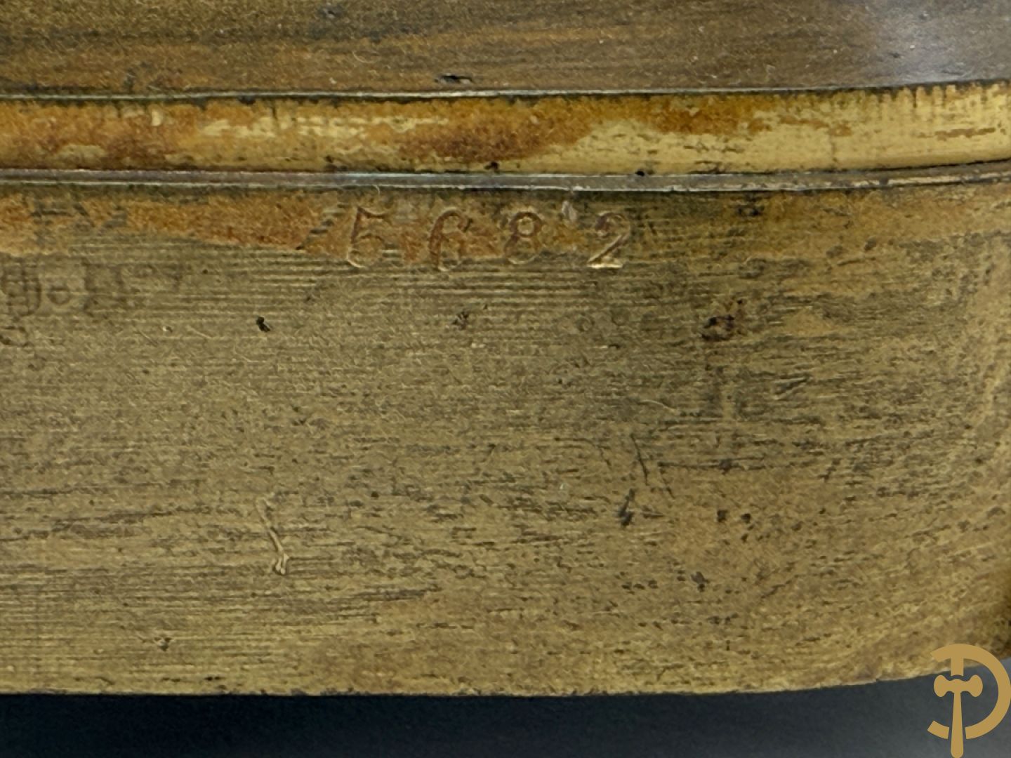 Driedelige bronzen garnituur bestaande uit middenstuk met bronzen vuurvergulde klok, Daubrée gemerkt à Nancy, bovenaan bekroond met Cleopatra met drinkbeker - getekend van Cumberworth sculpteur - geflankeerd door paar cupido